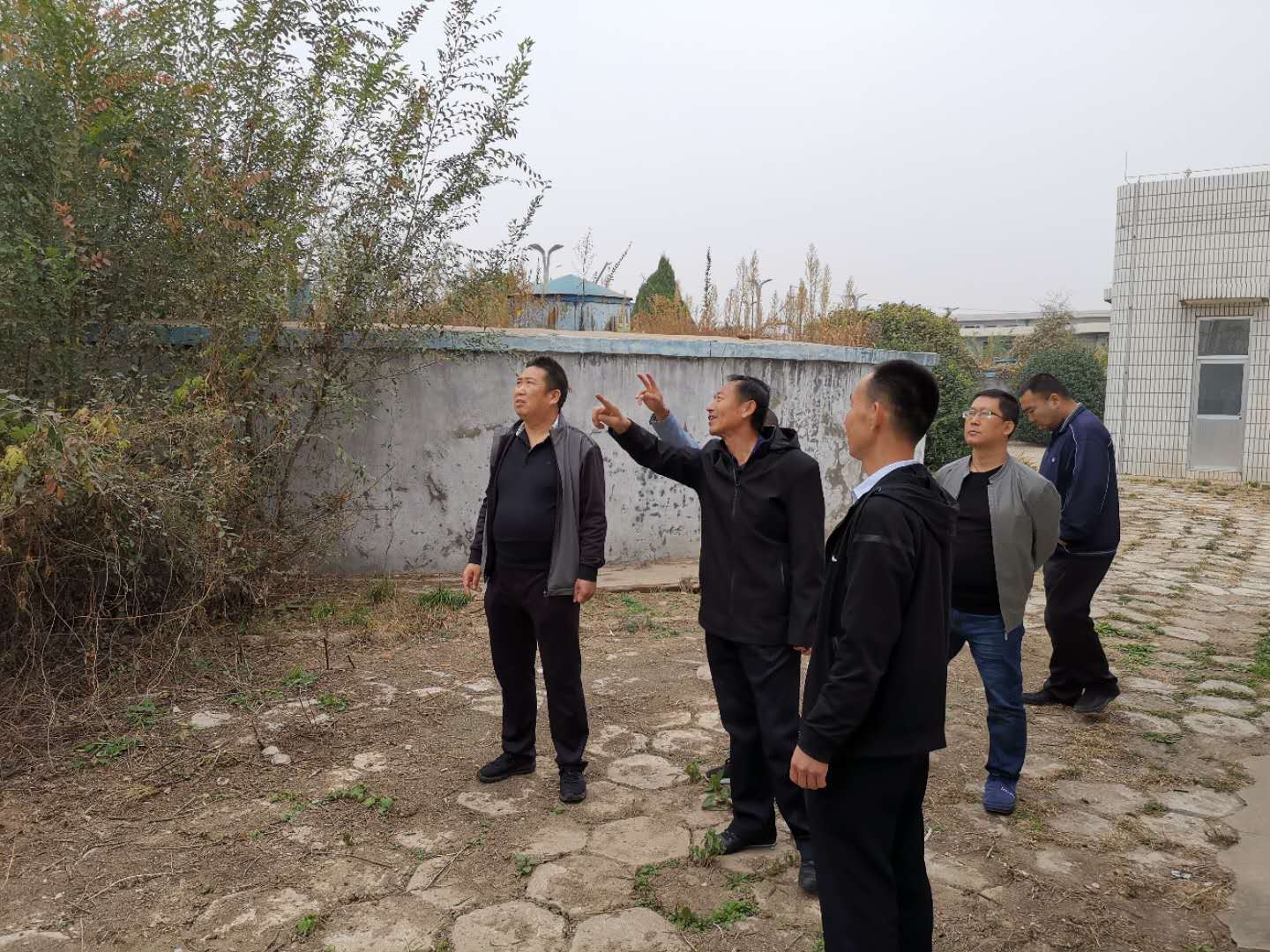 公司總經(jīng)理王建人在供水、污水生產(chǎn)一線開(kāi)展風(fēng)險(xiǎn)隱患排查 (1).jpg