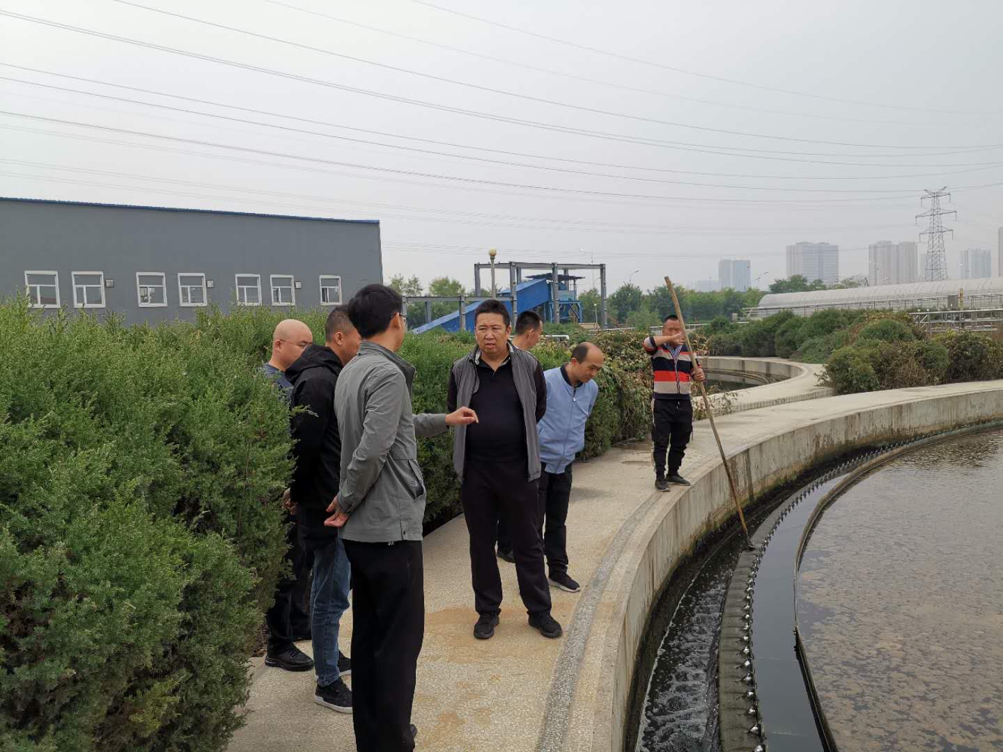 公司總經(jīng)理王建人在供水、污水生產(chǎn)一線開(kāi)展風(fēng)險(xiǎn)隱患排查 (2).jpg