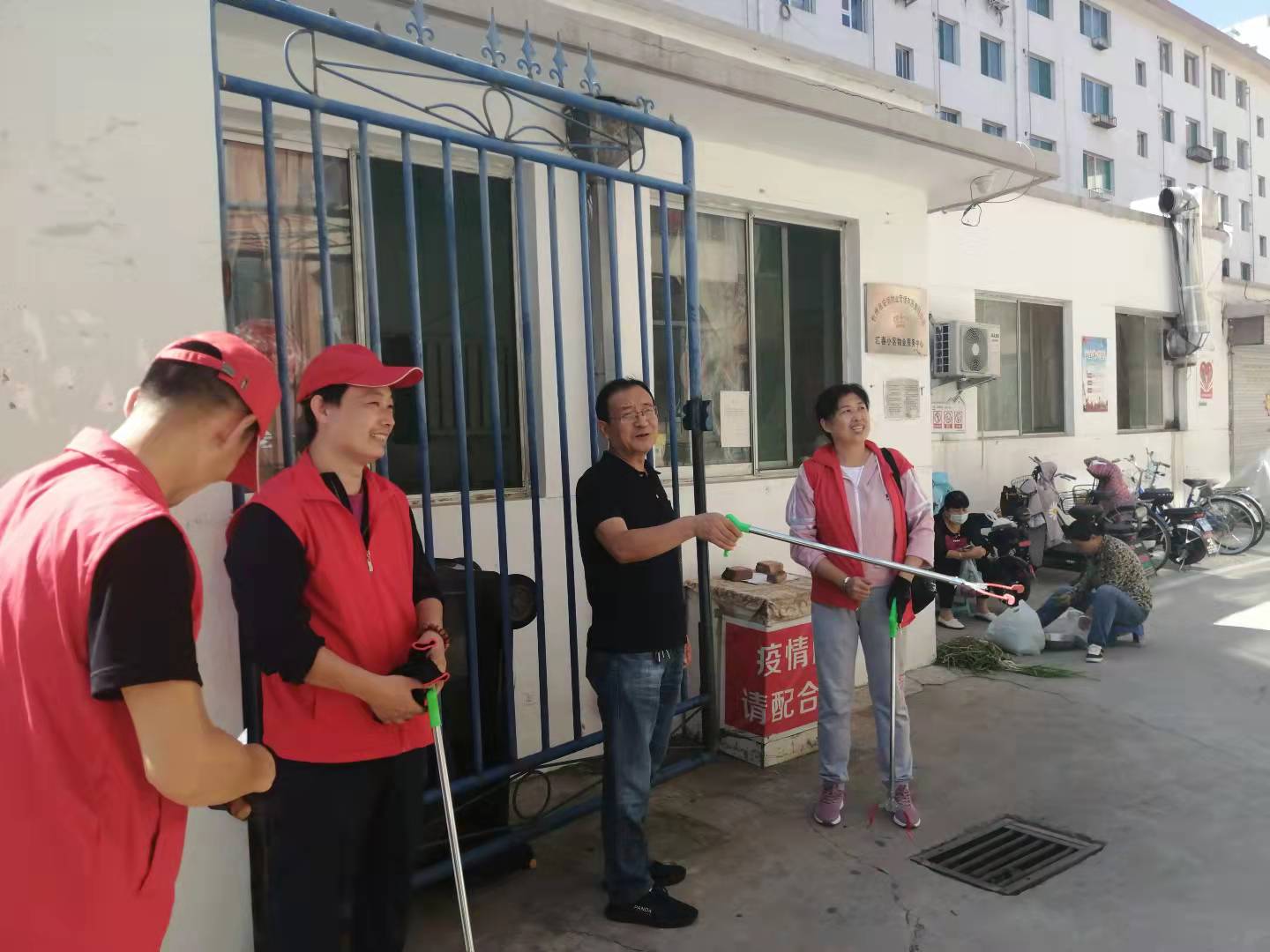 01-9月9日黨委委員、財務(wù)總監(jiān)辛建人在匯春小區(qū)檢查指導(dǎo)志愿者服務(wù).jpg
